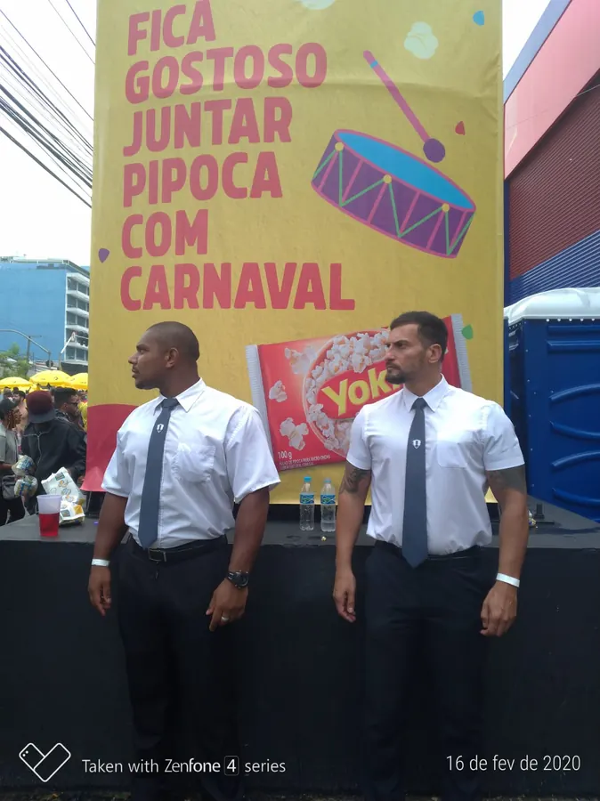 Equipe da MIB Service organizando o acesso do público em ativação de marca durante evento de rua