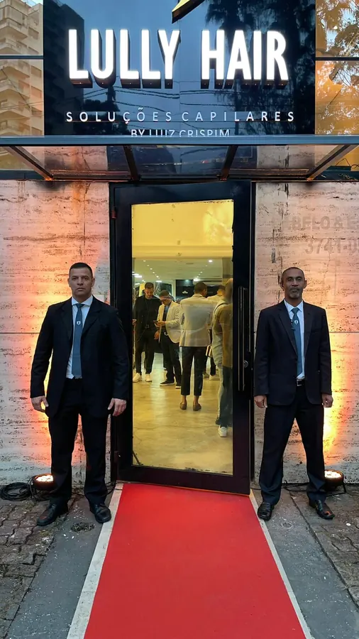 Dois profissionais uniformizados da MIB Service na recepção da entrada de um evento corporativo