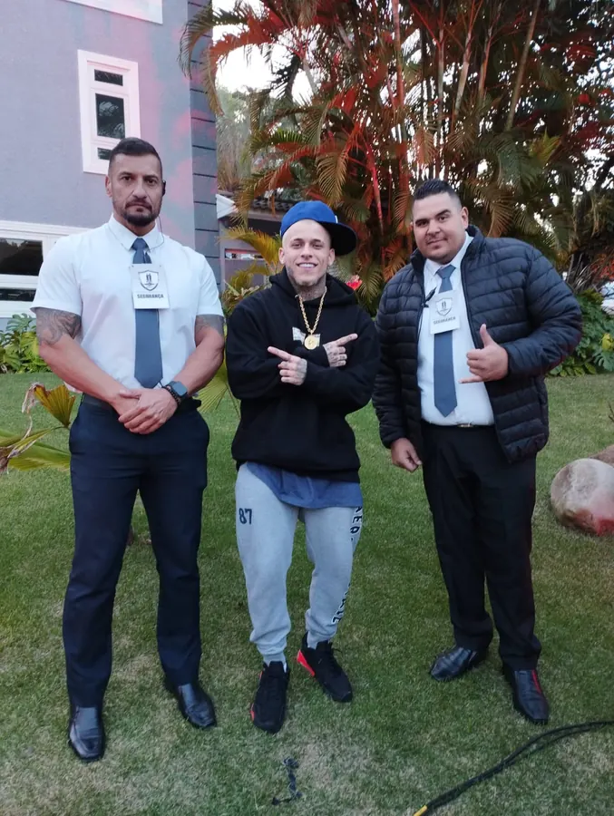 Profissionais uniformizados da MIB Service prestando apoio operacional durante uma gravação